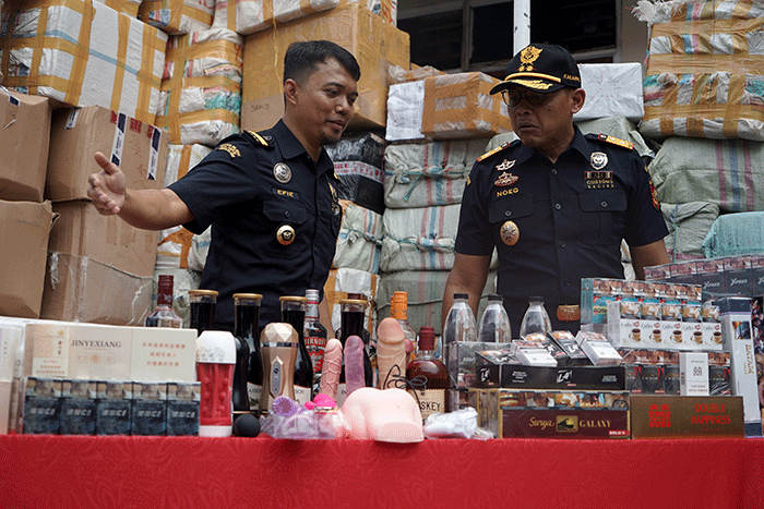 Petugas memusnahkan sejumlah rokok, minuman beralkohol dan barang import ilegal di Kantor Pengawasan dan Pelayanan Bea dan Cukai Tipe Madya Pabean B.