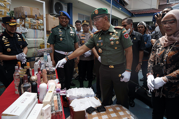 Petugas memusnahkan sejumlah rokok, minuman beralkohol dan barang import ilegal di Kantor Pengawasan dan Pelayanan Bea dan Cukai Tipe Madya Pabean B.