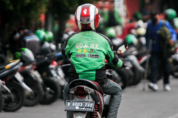 Pengendara ojek online (Ojol) saat melintas di kawasan Jakarta Timur, Rabu (30/11/2022). 