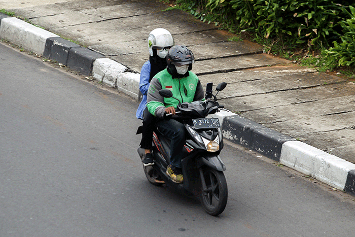 Pengendara ojek online (Ojol) saat melintas di kawasan Jakarta Timur, Rabu (30/11/2022). 