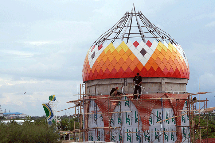 Pekerja menyelesaikan renovasi pembangunn Masjid 99 Kubah, Makassar, Selasa (29/11/2022).