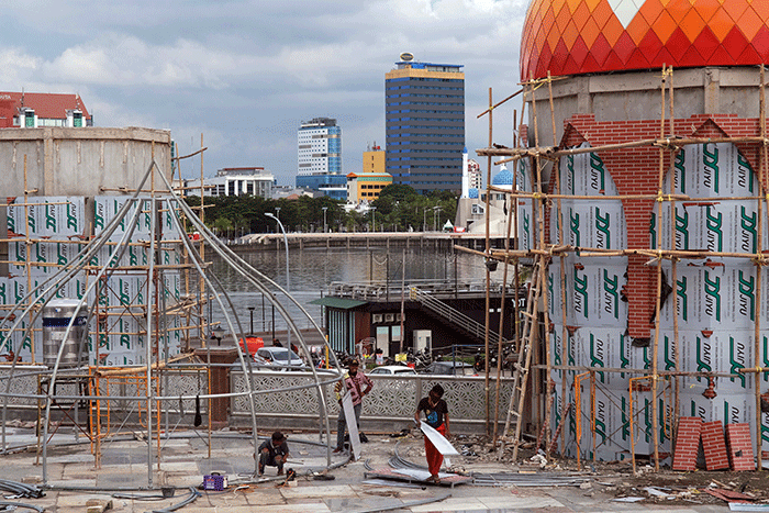 Pekerja menyelesaikan renovasi pembangunn Masjid 99 Kubah, Makassar, Selasa (29/11/2022).