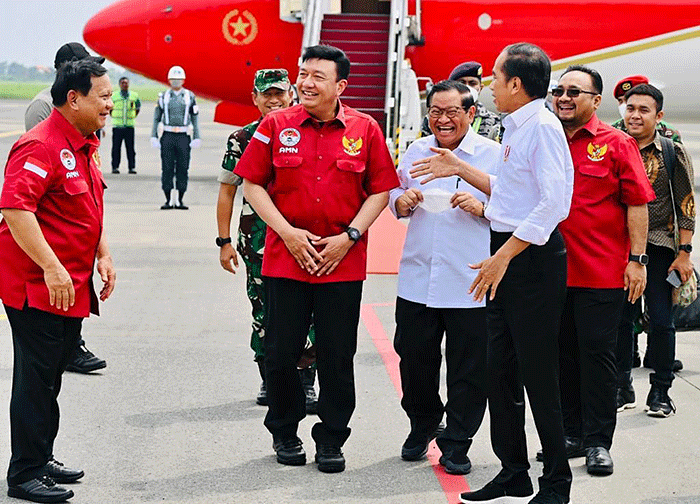 Menteri Pertahanan Prabowo Subianto (kiri) mendampingi Presiden Joko Widodo meresmikan Asrama Mahasiswa Nusantara (AMN) di Surabaya, Jawa Timur.