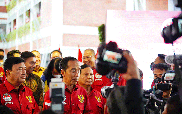 Menteri Pertahanan Prabowo Subianto (kiri) mendampingi Presiden Joko Widodo meresmikan Asrama Mahasiswa Nusantara (AMN) di Surabaya, Jawa Timur.