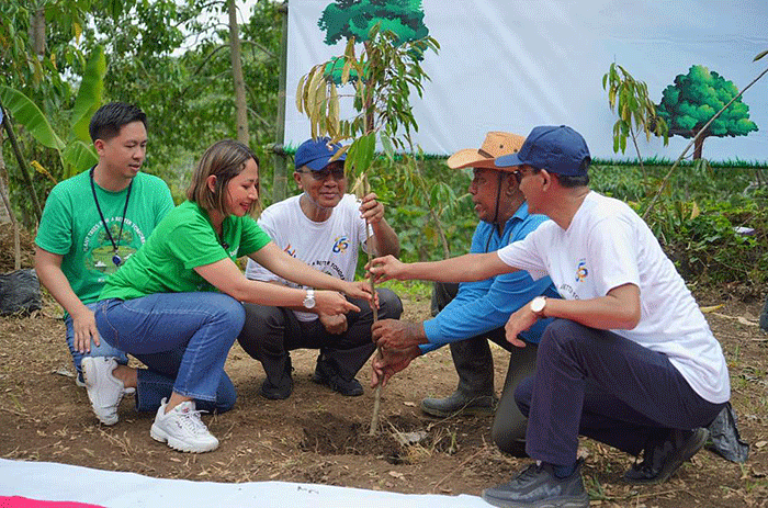 Penanaman 1.000 pohon Durian yang diinisiasi oleh BCA di Lombok Barat, Selasa (29/11/2022). 
