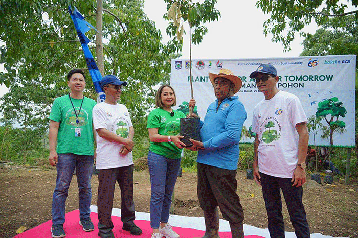 Penanaman 1.000 pohon Durian yang diinisiasi oleh BCA di Lombok Barat, Selasa (29/11/2022). 
