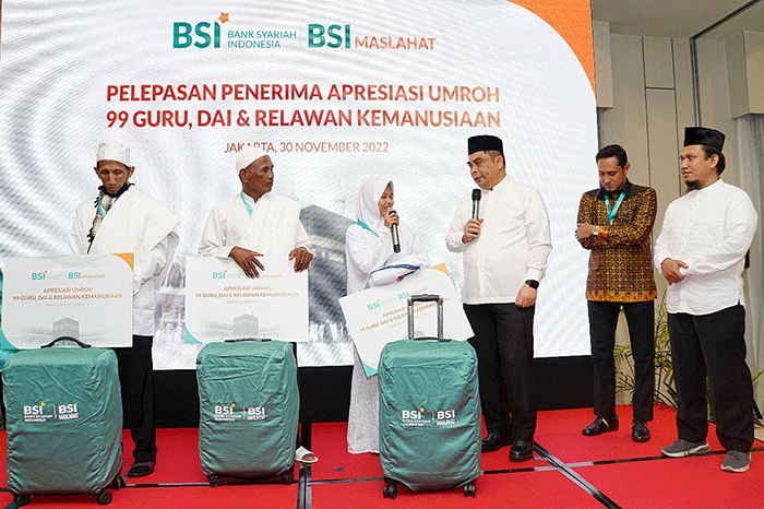 Direktur Sales & Distribution BSI Anton Sukarna melepas keberangkatan 120 orang guru-guru di pelosok, da’i dan relawan kemanusiaan.