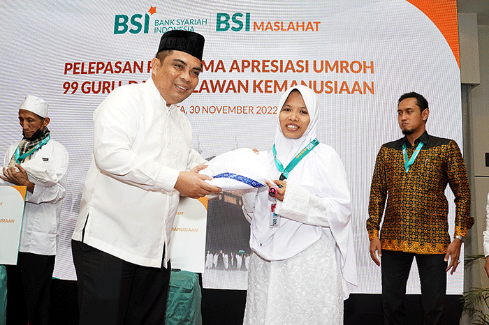 Direktur Sales & Distribution BSI Anton Sukarna melepas keberangkatan 120 orang guru-guru di pelosok, da’i dan relawan kemanusiaan.