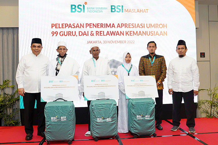 Direktur Sales & Distribution BSI Anton Sukarna melepas keberangkatan 120 orang guru-guru di pelosok, da’i dan relawan kemanusiaan.
