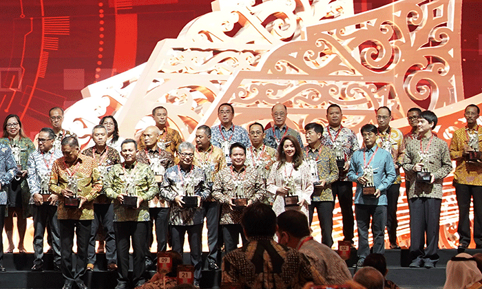 Penghargaan diterima oleh Direktur Utama PT Bank Syariah Indonesia Tbk (BSI) Hery Gunardi di Jakarta, Rabu (30/11/2022).