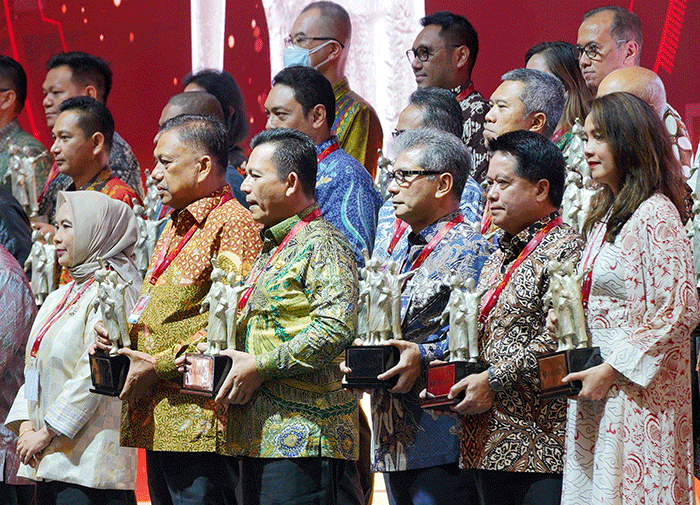 Penghargaan diterima oleh Direktur Utama PT Bank Syariah Indonesia Tbk (BSI) Hery Gunardi di Jakarta, Rabu (30/11/2022).