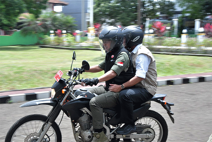 Kepala BNPB Letjen TNI Suharyanto (kiri) dan Menko PMK Muhadjir Effendy saat meninjau salah satu lokasi lahan relokasi bagi warga terdampak gempa.