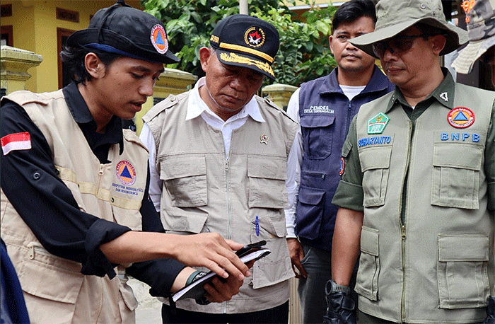Kepala BNPB Letjen TNI Suharyanto (kiri) dan Menko PMK Muhadjir Effendy saat meninjau salah satu lokasi lahan relokasi bagi warga terdampak gempa.