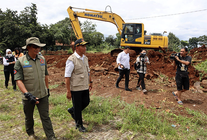 Kepala BNPB Letjen TNI Suharyanto (kiri) dan Menko PMK Muhadjir Effendy saat meninjau salah satu lokasi lahan relokasi bagi warga terdampak gempa.