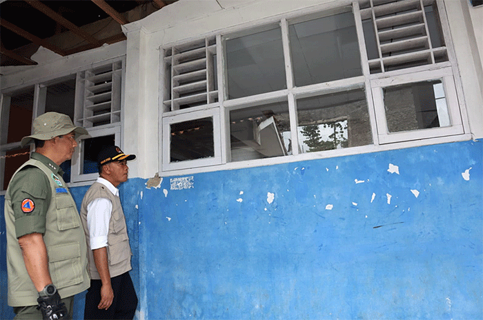 Kepala BNPB Letjen TNI Suharyanto (kiri) dan Menko PMK Muhadjir Effendy saat meninjau salah satu lokasi lahan relokasi bagi warga terdampak gempa.