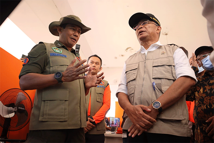 Kepala BNPB Letjen TNI Suharyanto (kiri) dan Menko PMK Muhadjir Effendy saat meninjau salah satu lokasi lahan relokasi bagi warga terdampak gempa.