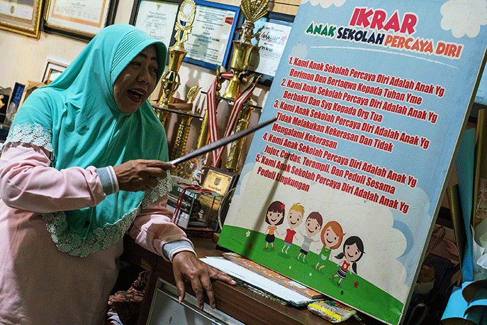 Nuraeni, penggagas Sekolah Anak Percaya Diri (SAPD) mengajari anak-anak bersikap baik dan berketerampilan di Sekolah Anak Percaya Diri.