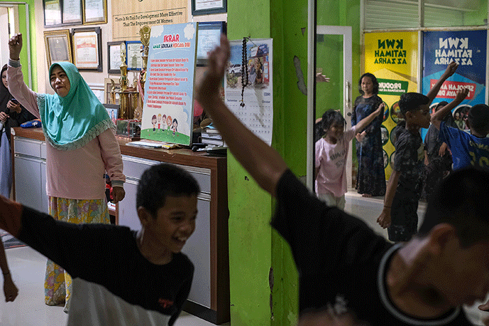 Nuraeni, penggagas Sekolah Anak Percaya Diri (SAPD) mengajari anak-anak bersikap baik dan berketerampilan di Sekolah Anak Percaya Diri.
