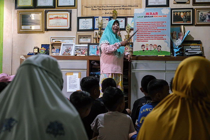 Nuraeni, penggagas Sekolah Anak Percaya Diri (SAPD) mengajari anak-anak bersikap baik dan berketerampilan di Sekolah Anak Percaya Diri.