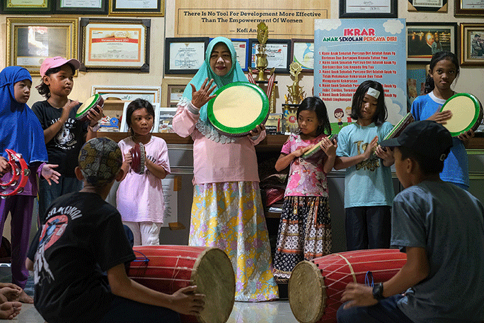 Nuraeni, penggagas Sekolah Anak Percaya Diri (SAPD) mengajari anak-anak bersikap baik dan berketerampilan di Sekolah Anak Percaya Diri.