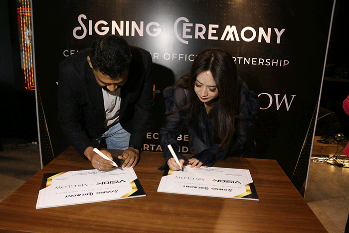 COO Vision+ Roy Debashis (kiri) dan Founder MS Glow Maharani Kemala saat menandatangani nota kesepakatan kerja sama di Jakarta, Jumat (2/12/2022).