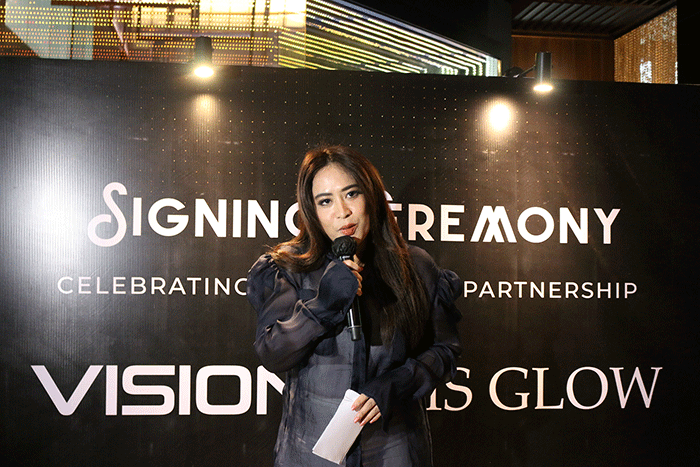 COO Vision+ Roy Debashis (kiri) dan Founder MS Glow Maharani Kemala saat menandatangani nota kesepakatan kerja sama di Jakarta, Jumat (2/12/2022).