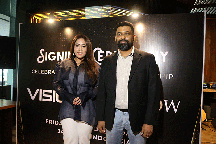COO Vision+ Roy Debashis (kiri) dan Founder MS Glow Maharani Kemala saat menandatangani nota kesepakatan kerja sama di Jakarta, Jumat (2/12/2022).