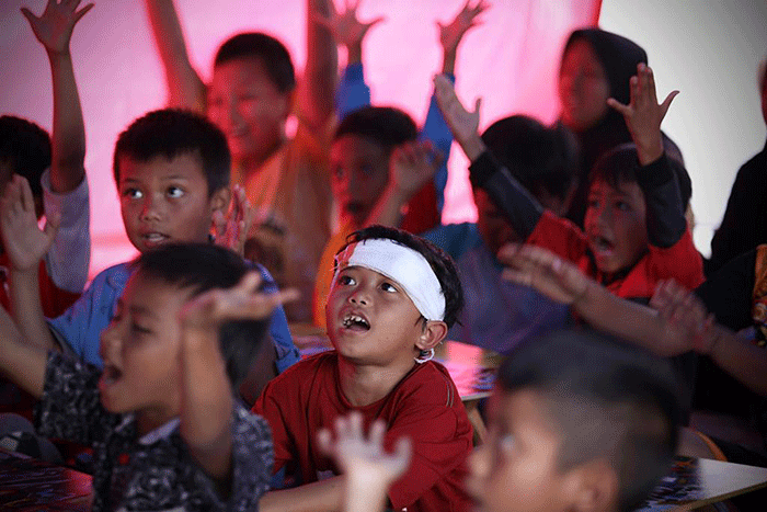 Anak-anak Desa Mangunkerta, Kecamatan Cugenang, mengikuti senam pagi sebelum mengikuti Kegiatan Belajar Mengajar (KBM) di tenda darurat.