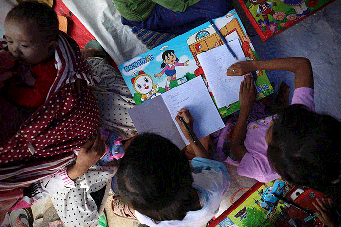 Anak-anak Desa Mangunkerta, Kecamatan Cugenang, mengikuti senam pagi sebelum mengikuti Kegiatan Belajar Mengajar (KBM) di tenda darurat.