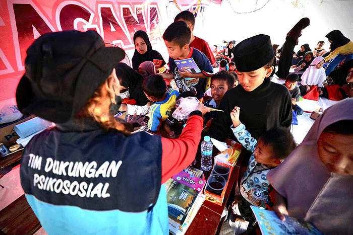 Anak-anak Desa Mangunkerta, Kecamatan Cugenang, mengikuti senam pagi sebelum mengikuti Kegiatan Belajar Mengajar (KBM) di tenda darurat.