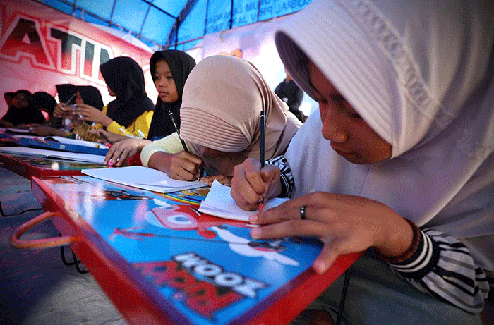 Anak-anak Desa Mangunkerta, Kecamatan Cugenang, mengikuti senam pagi sebelum mengikuti Kegiatan Belajar Mengajar (KBM) di tenda darurat.