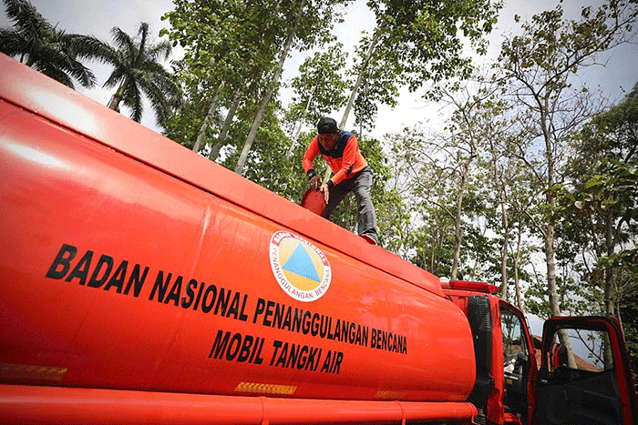 Petugas BNPB melakukan distribusi air bersih di RT 01 RW 07 Kampung Kuta Wetan, Desa Mangunkerta, Kecamatan Cugenang, Kabupaten Cianjur.