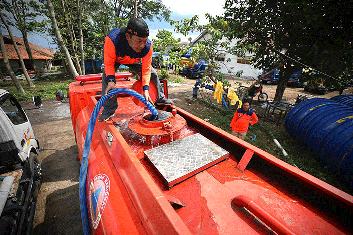 Petugas BNPB melakukan distribusi air bersih di RT 01 RW 07 Kampung Kuta Wetan, Desa Mangunkerta, Kecamatan Cugenang, Kabupaten Cianjur.