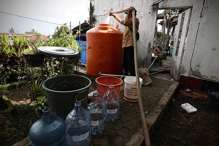 Petugas BNPB melakukan distribusi air bersih di RT 01 RW 07 Kampung Kuta Wetan, Desa Mangunkerta, Kecamatan Cugenang, Kabupaten Cianjur.