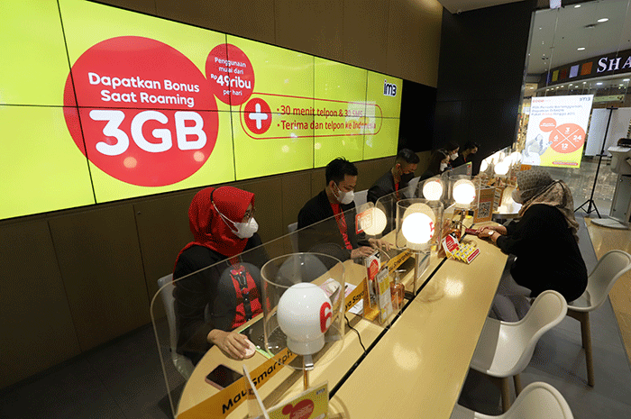 Petugas melayani pelanggan di Gerai Indosat Ooredoo Hutchison, Kota Kasablanka, Jakarta, Jumat (2/12/2022).