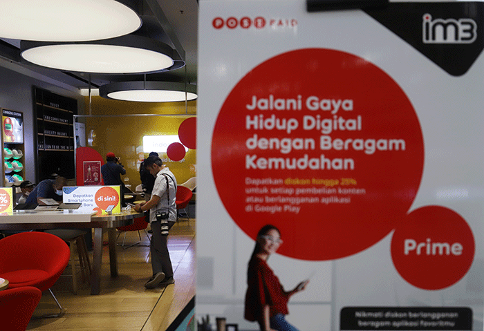 Petugas melayani pelanggan di Gerai Indosat Ooredoo Hutchison, Kota Kasablanka, Jakarta, Jumat (2/12/2022).