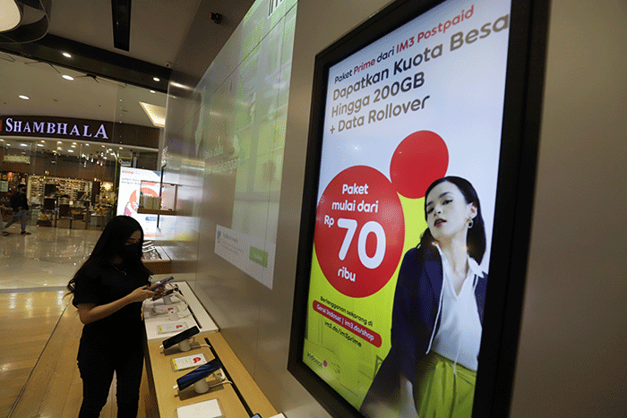 Petugas melayani pelanggan di Gerai Indosat Ooredoo Hutchison, Kota Kasablanka, Jakarta, Jumat (2/12/2022).