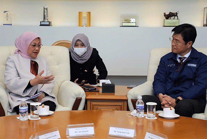 Menteri Ketenagakerjaan Ida Fauziyah melakukan kunjungan kerja ke Hyundai Heavy Industry (HHI) di Ulsan, Korea Selatan, Jumat (2/12/2022).
