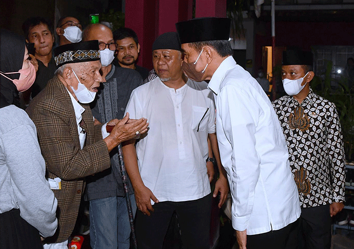 Presiden Joko Widodo bertakziah ke rumah duka almarhum Ferry Mursyidan Baldan di kawasan Slipi, Jakarta, Jumat (2/12/2022).