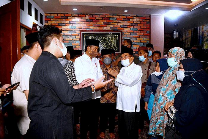 Presiden Joko Widodo bertakziah ke rumah duka almarhum Ferry Mursyidan Baldan di kawasan Slipi, Jakarta, Jumat (2/12/2022).