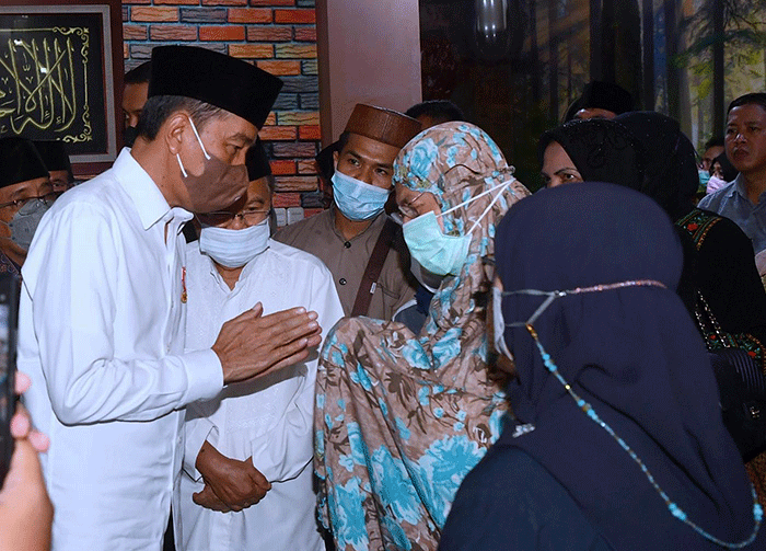Presiden Joko Widodo bertakziah ke rumah duka almarhum Ferry Mursyidan Baldan di kawasan Slipi, Jakarta, Jumat (2/12/2022).
