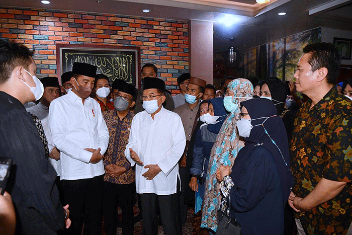 Presiden Joko Widodo bertakziah ke rumah duka almarhum Ferry Mursyidan Baldan di kawasan Slipi, Jakarta, Jumat (2/12/2022).