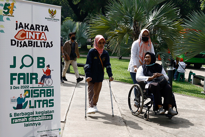 Petugas melayani pelamar kerja disabilitas pada acara Job Fair Disabilitas bertajuk Cinta Disabilitas di Lapangan Banteng Jakarta, Sabtu (3/12/2022).