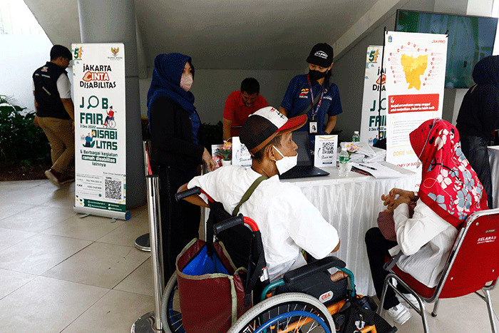 Petugas melayani pelamar kerja disabilitas pada acara Job Fair Disabilitas bertajuk Cinta Disabilitas di Lapangan Banteng Jakarta, Sabtu (3/12/2022).