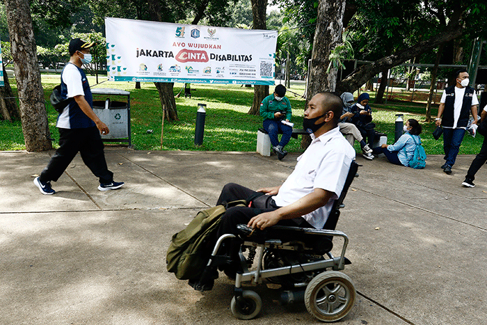 Petugas melayani pelamar kerja disabilitas pada acara Job Fair Disabilitas bertajuk Cinta Disabilitas di Lapangan Banteng Jakarta, Sabtu (3/12/2022).