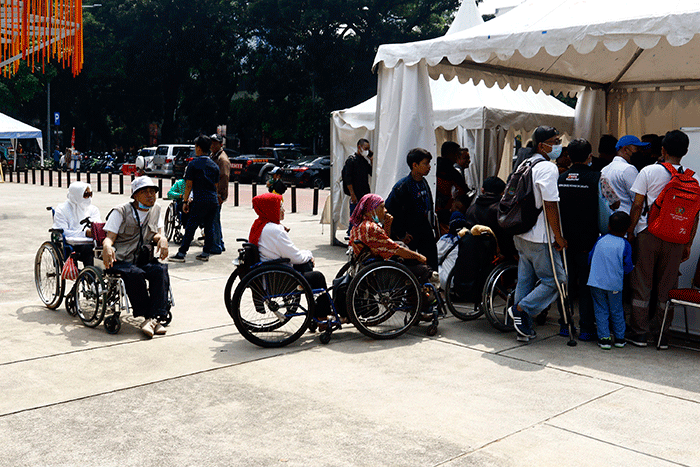 Petugas melayani pelamar kerja disabilitas pada acara Job Fair Disabilitas bertajuk Cinta Disabilitas di Lapangan Banteng Jakarta, Sabtu (3/12/2022).