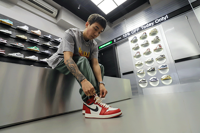 Owner Senikersku, Evan Kosasi menunjukkan koleksi produk sepatu di gerai Senikersku, Tebet, Jakarta Selatan, Sabtu (3/12/2022).
