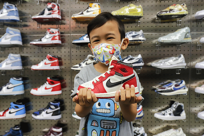 Owner Senikersku, Evan Kosasi menunjukkan koleksi produk sepatu di gerai Senikersku, Tebet, Jakarta Selatan, Sabtu (3/12/2022).