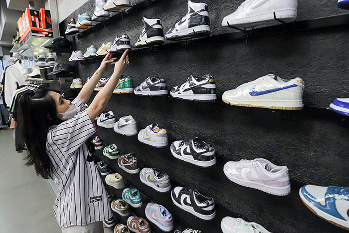 Owner Senikersku, Evan Kosasi menunjukkan koleksi produk sepatu di gerai Senikersku, Tebet, Jakarta Selatan, Sabtu (3/12/2022).