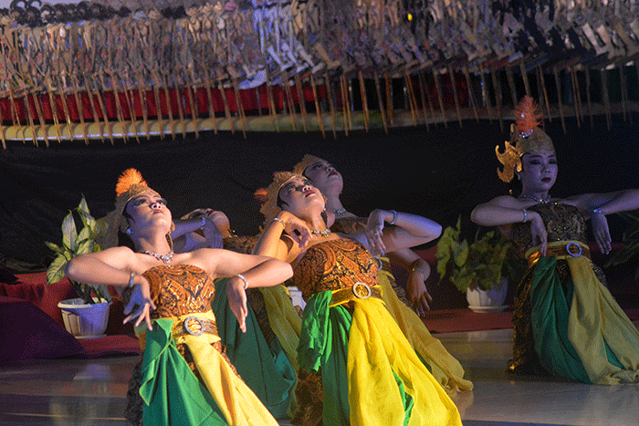 Pagelaran wayang kolaborasi di Kampung Budaya Fakultas Bahasa dan Seni (FBS) Unnes Gunungpati, Semarang, Jawa Tengah, Jumat (2/12/2022) malam.